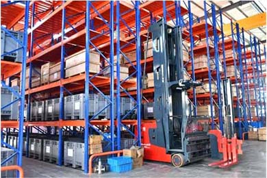 Empilhadeira Forkvance Man-up Turret Truck MCC16 ---- Espaço mínimo, cria valor máximo!
